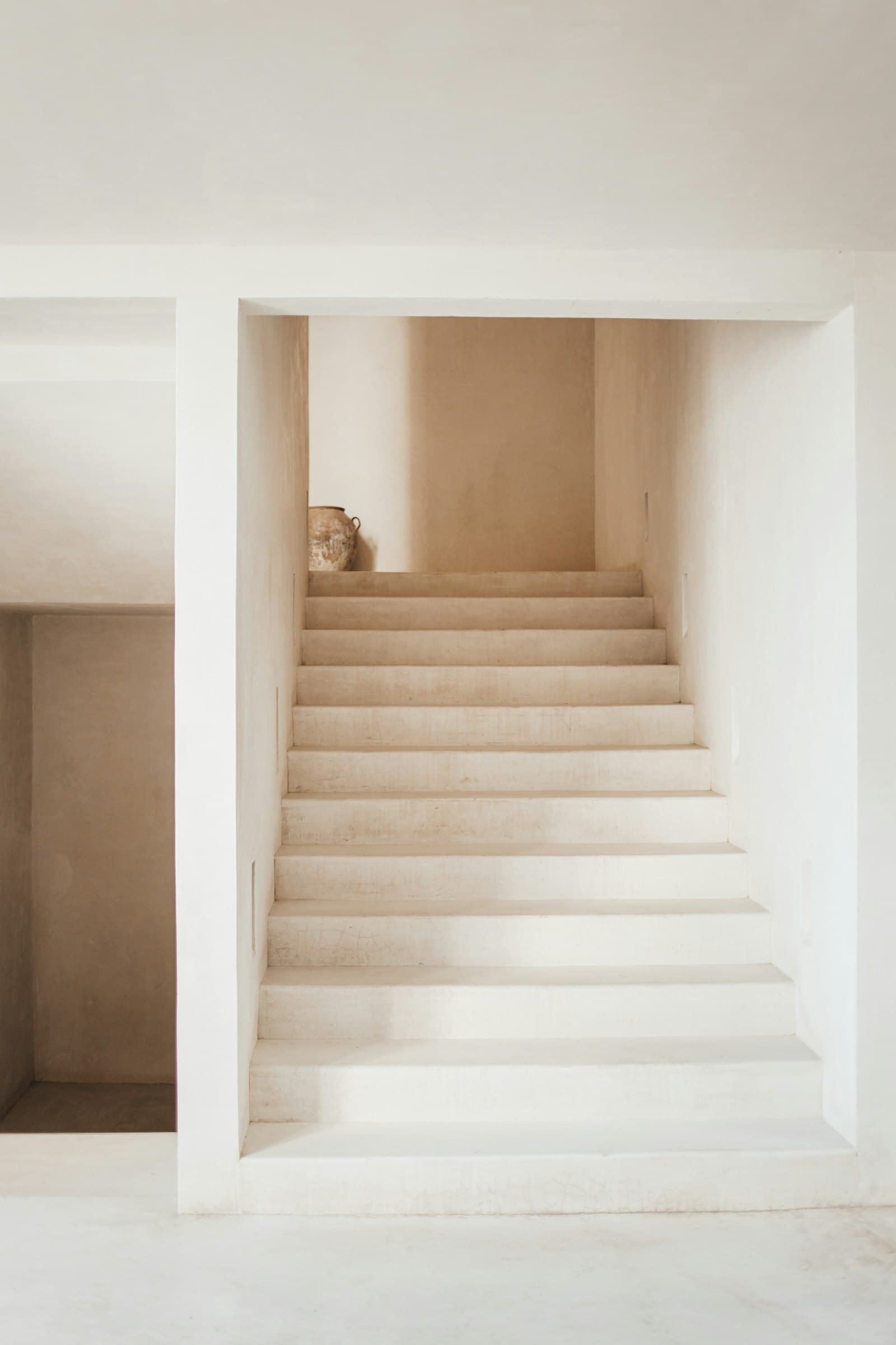 Helle, minimalistische Treppe mit weißen Stufen und klaren Linien