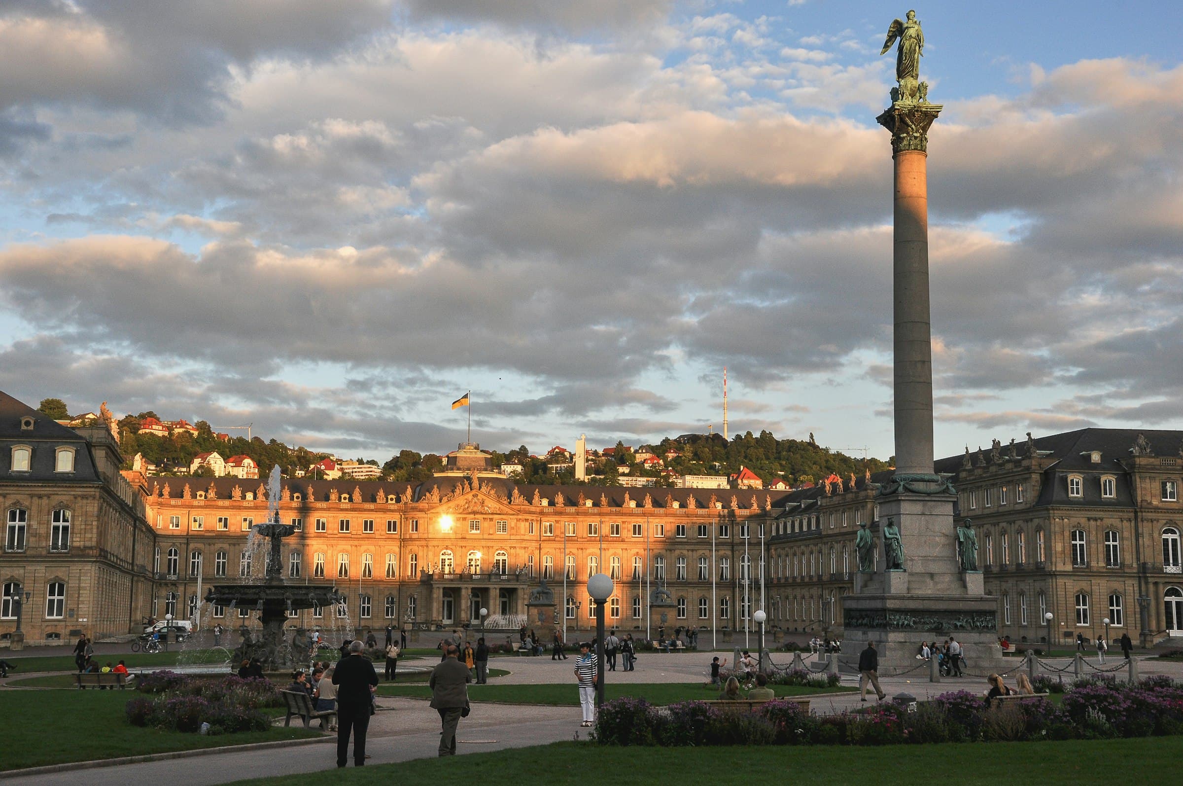 Stuttgarter Schlossplatz mit Jubiläumssäule und Neuem Schloss im Abendlicht