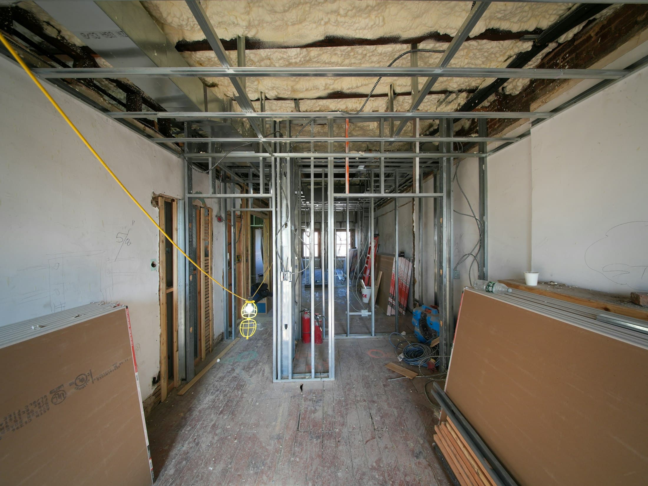 Innenausbau mit Metallständerwerk und Gipskartonplatten